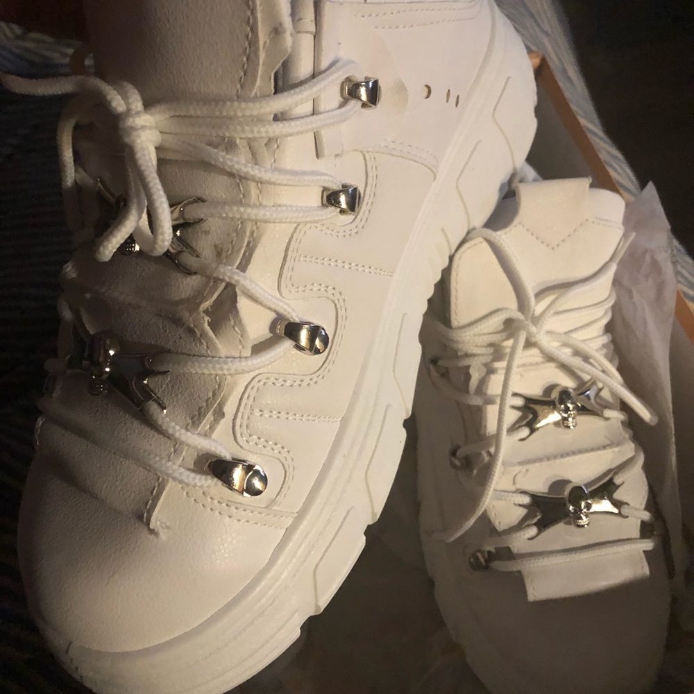Chunky white sneaker with skulls on laces